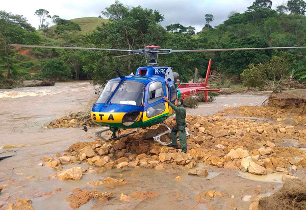Bombeiros e policiais militares trabalham na assistência às vítimas da chuva