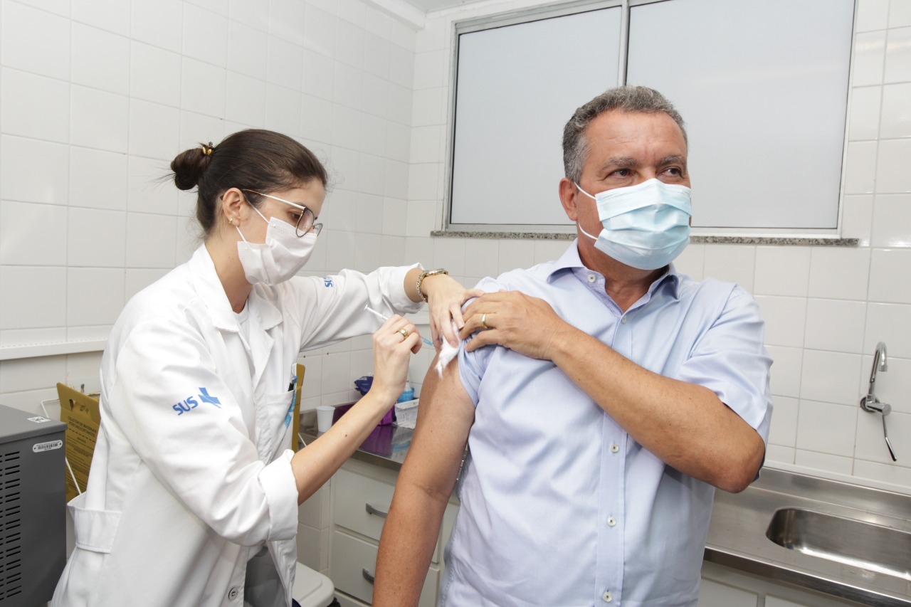 Governador é vacinado contra a Covid-19