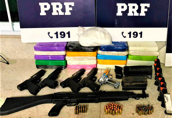 Mulher é presa transportando fuzil, pistolas, carregadores, munições e cocaína no Sudoeste da Bahia