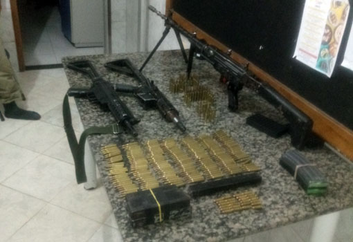 Fuzil e submetralhadoras são apreendidos após perseguição em Jequié