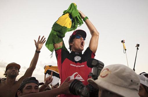 Medina conquista título inédito do surfe mundial para o Brasil