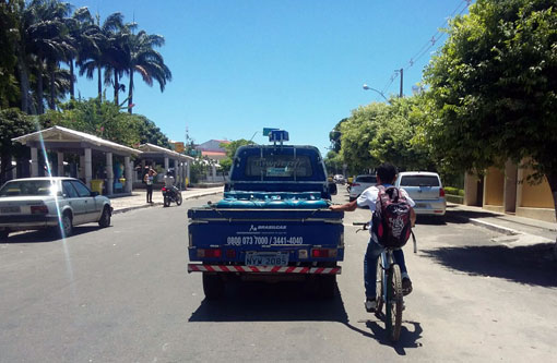 Brumado: Jovem é flagrado pegando 'carona' no carro de uma distribuidora de gás