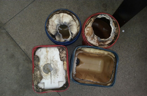 Presos da delegacia de Brumado destroem garrafas de café