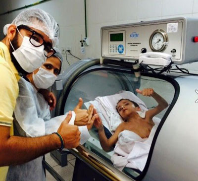 Gêmeo siamês que sobreviveu sai de hospital para tratamento
