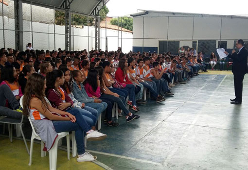 Brumado: Escola Municipal Professora Clarice Morais realiza palestra com o Juiz Genivaldo Alves Guimarães