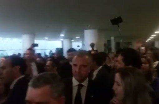 Em meio a tumulto, OAB protocola novo pedido de impeachment de Dilma na Câmara