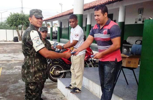 Gideões Internacionais entregam bíblias no Tiro de Guerra
