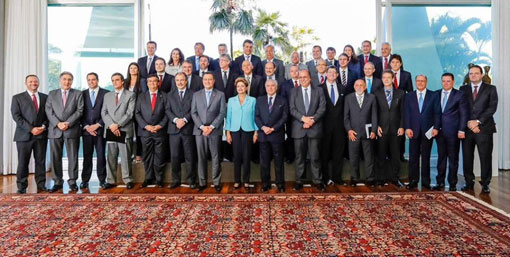 Dilma diz que pediu colaboração a governadores para país voltar a crescer