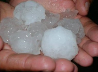 Chuva de granizo deixa casas sem telhas no interior da Bahia