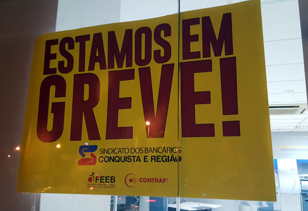 Bancários avaliam em assembleia a possibilidade de greve nesta segunda (31)
