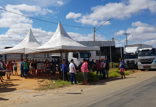 Caminhoneiros recebem apoio de empresários durante paralização em Brumado