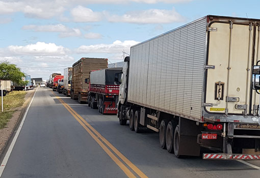Greve dos caminhoneiros chega ao terceiro dia em Brumado; população fez festa na noite de terça (22)