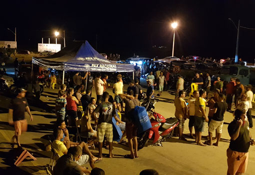Greve dos caminhoneiros chega ao terceiro dia em Brumado; população fez festa na noite de terça (22)