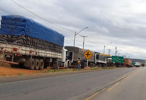Associação que representa caminhoneiros e Casa Civil estão reunidos para tratar sobre a paralisação