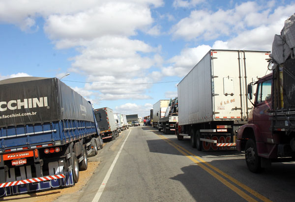 Câmara dos Deputados aprova duas MPs negociadas por Temer com caminhoneiros