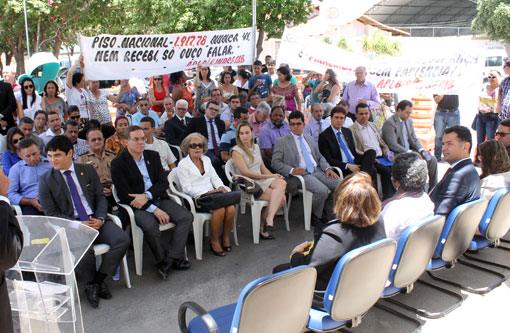 Brumado: Sem contraproposta, servidores e professores municipais voltam a fazer protesto