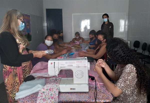 Grupo de gestantes participa de oficina de confecção de trocador no Cras Esther Trindade