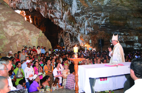 GRUTA DA MANGABEIRA: FIÉIS MANTÉM TRADIÇÃO 