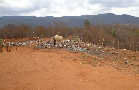 Ituaçu: Internauta denúncia lixo e abandono na saída da Gruta da Mangabeira