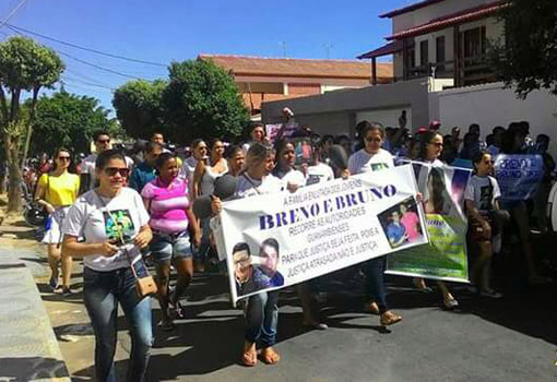 Guanambi: População vai às ruas em manifesto a morte dos irmãos atropelados em via pública