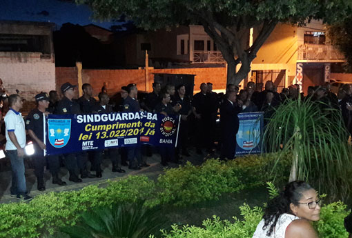 Brumado: Guarda Civil Municipal protesta em frente ao legislativo