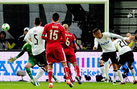 CORINTHIANS VENCE NO SUFOCO E VAI À FINAL DO MUNDIAL