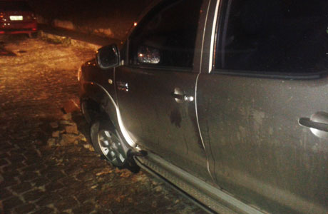 Brumado: Carro de médico cai em buraco aberto pela chuva