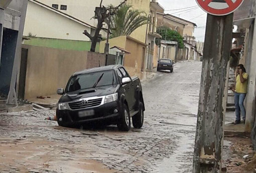 Livramento: Calçamento de rua cede e roda de carro do prefeito de Rio de Contas fica presa em buraco