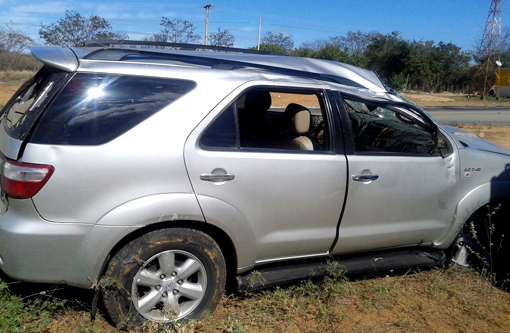 Brumado: Após capotamento SW4 foi abandonada no anel viário da BR-030