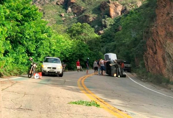 Caminhonete capota na BA-148 entre Livramento e Rio de Contas