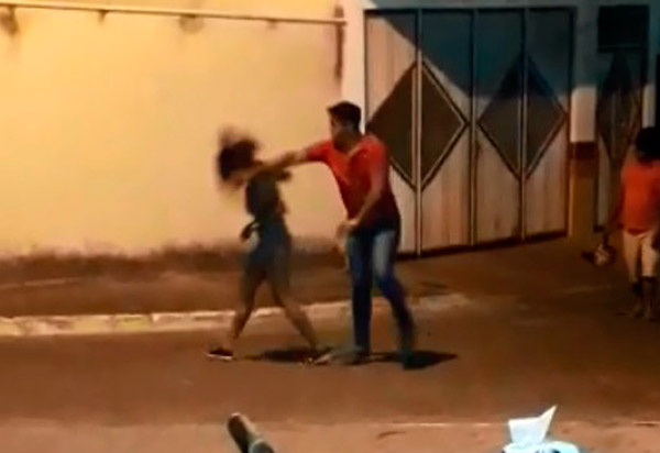 Homem agride namorada em via pública de Caetité e é preso; ação foi filmada por populares 