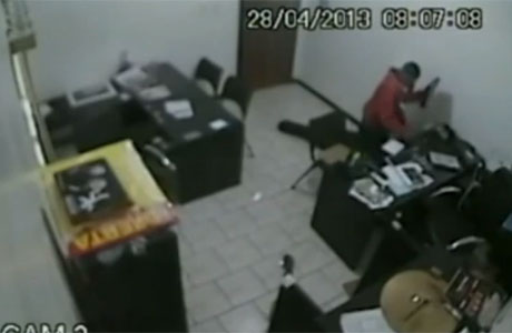  CONQUISTA: HOMEM-ARANHA É PRESO EM TELHADO DE BANCO