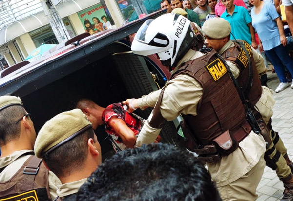 Homem pega arma de segurança de banco em Vitória da Conquista e atira dentro da agência 