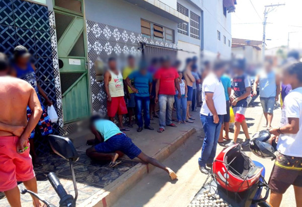 Homem tenta arrombar casa em Caetité e é imobilizado por populares