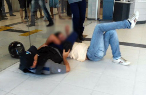 Brumado: Alterado, homem tenta agredir gerente do BB, ele foi imobilizado por segurança