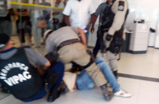 Brumado: Alterado, homem tenta agredir gerente do BB, ele foi imobilizado por segurança