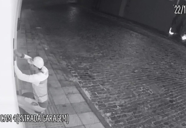 Brumado: assaltante foge após ser flagrado por câmeras de segurança tentando arrombar casa