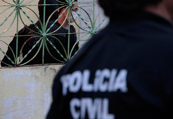 Homem estupra, cola olhos e boca da companheira na Bahia; Ele foi preso 