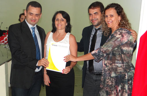 Brumado: Moção de Aplauso em homenagem a Sra. Rita Alves Ataíde é entregue pelo vereador Weliton Lopes