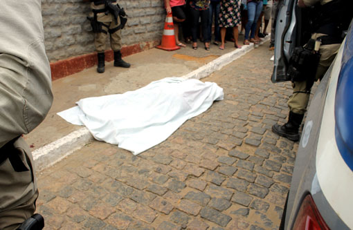 Crime Bárbaro: Assaltantes matam cliente dentro de mercadinho