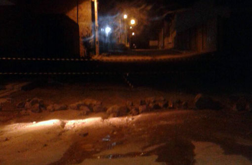 Cobrando pavimentação, populares interditam via no Bairro Rodoviário