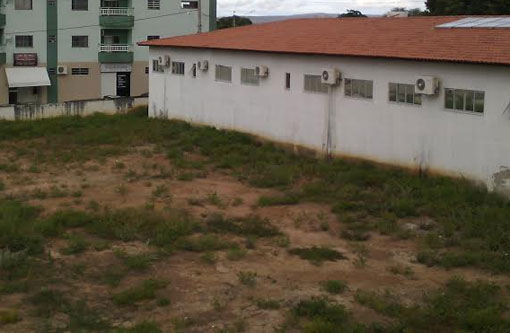 Brumado: Leitor denuncia quantidade de mato dentro da área do Hospital Professor Magalhães Neto