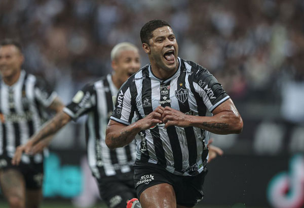 Atlético-MG goleia e coloca mão na taça da Copa do Brasil