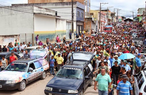 Ibicoara: Vereadores mortos em acidente são enterrados