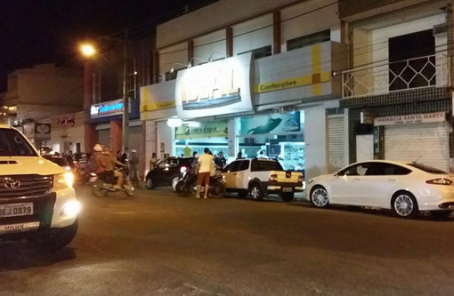 Greve da PM: Loja de roupas tem vitrine quebrada e é saqueada