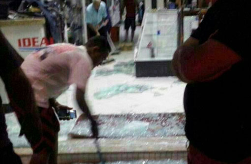 Greve da PM: Loja de roupas tem vitrine quebrada e é saqueada