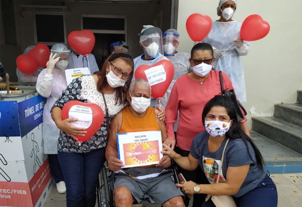 Com 100 anos, idoso recebe alta após ficar 15 dias internado com Covid-19 na Bahia