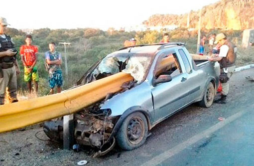 Bom Jesus da Lapa: Grade de proteção atravessa carro em acidente, e idoso sobrevive
