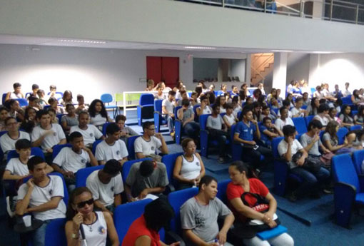 Alunos de Brumado participam de cine debate promovido pelo IFBA