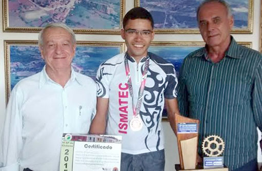 Ciclista brumadense Igor Moreira recebe os cumprimentos do prefeito Aguiberto e do secretário Miguel Lima Dias